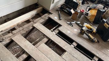 Avant réparation maintenance entretien parquet Bordeaux lames endommagées trous éclats fixation Nouvelle-Aquitaine