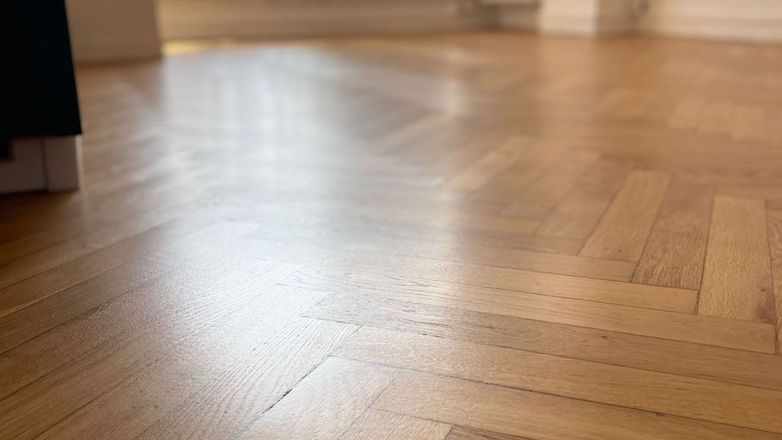 Ponçage et vitrification d’un parquet bâton rompu au Panier